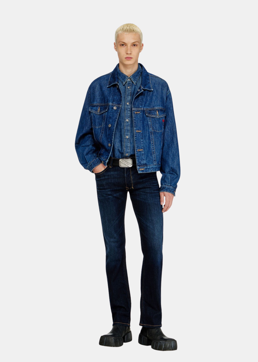 Mannequin homme de face portant une chemise une veste en denim bleu , le jean bleu regular Diesel 1985 Larkee et des baskets.