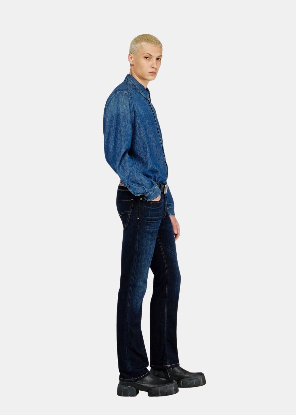 Silhouette complète de profil du mannequin portant la chemise en denim bleu et le jean bleu regular Diesel 1985 Larkee.