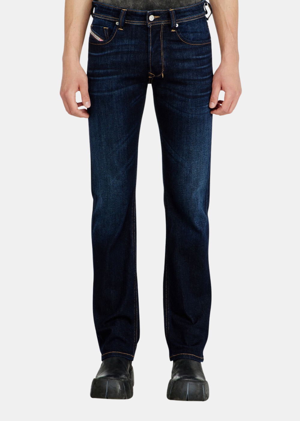 Zoom de face sur les jambes d'un mannequin portant le jean bleu regular Diesel 1985 Larkee.
