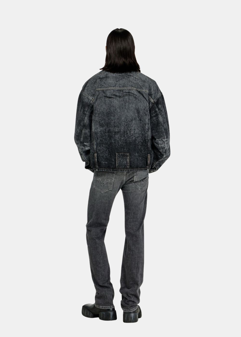 Mannequin homme portant un look complet Diesel avec veste et jean gris délavé, de dos.