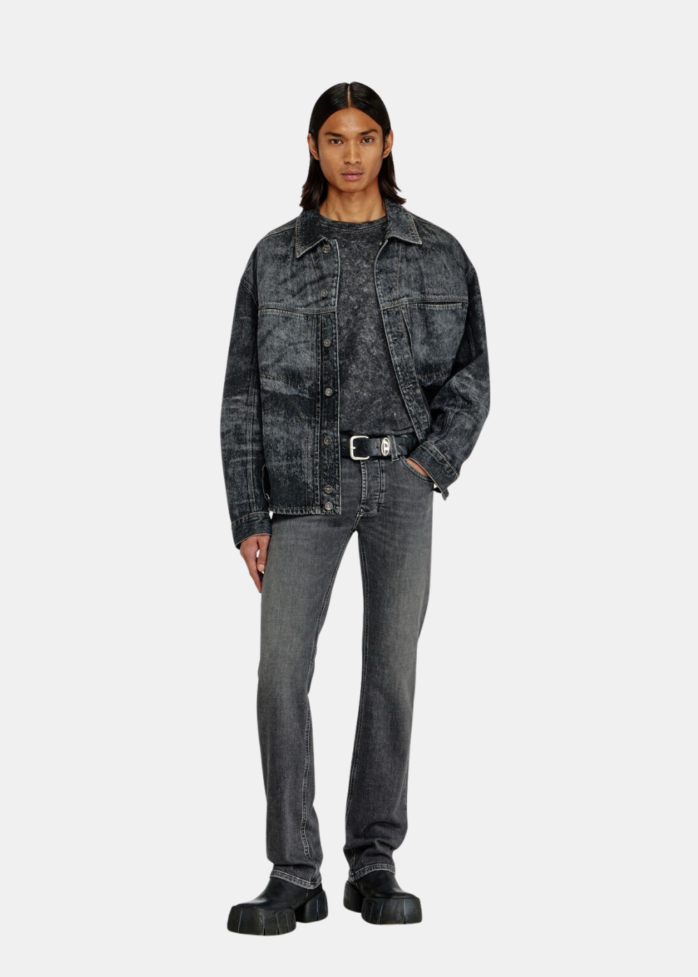 Mannequin homme portant un look complet Diesel avec veste et jean gris délavé, de face.