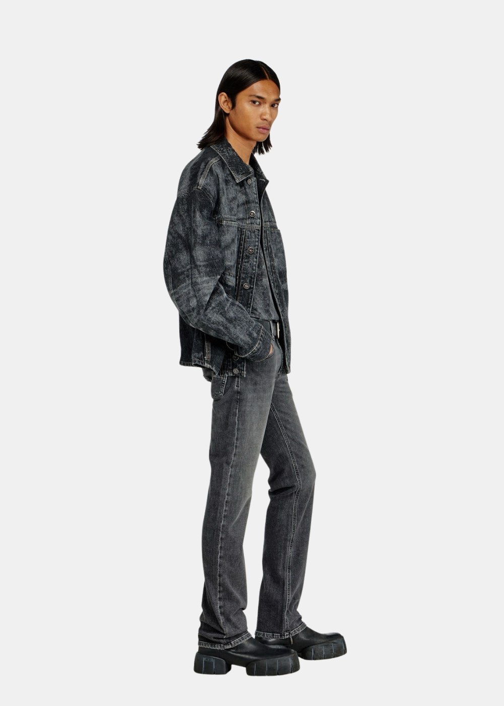 Mannequin homme portant un look complet Diesel avec veste et jean gris délavé, de profil.