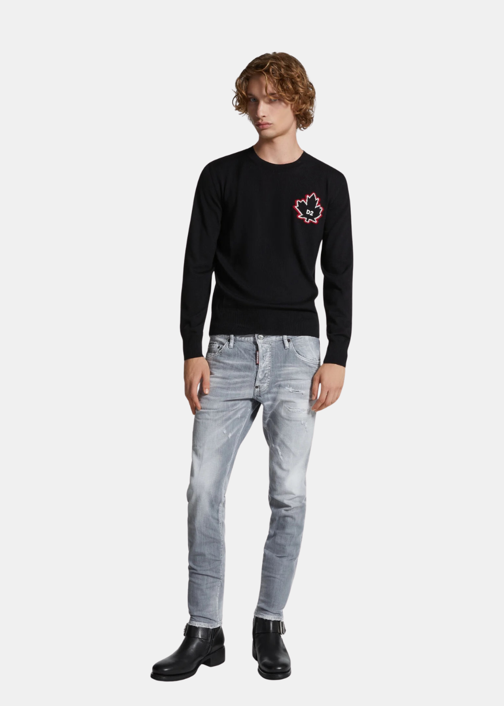 Mannequin de face portant le jean Dsquared2 gris délavé, un pull noir avec un logo feuille d'érable et des bottines noires.