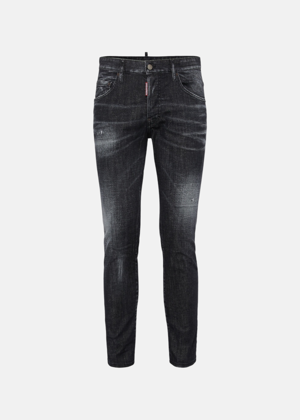 Vue de face du jean Dsquared2 Skater noir délavé coupe slim avec effet moustache usé et étiquette logo rouge sur la braguette.