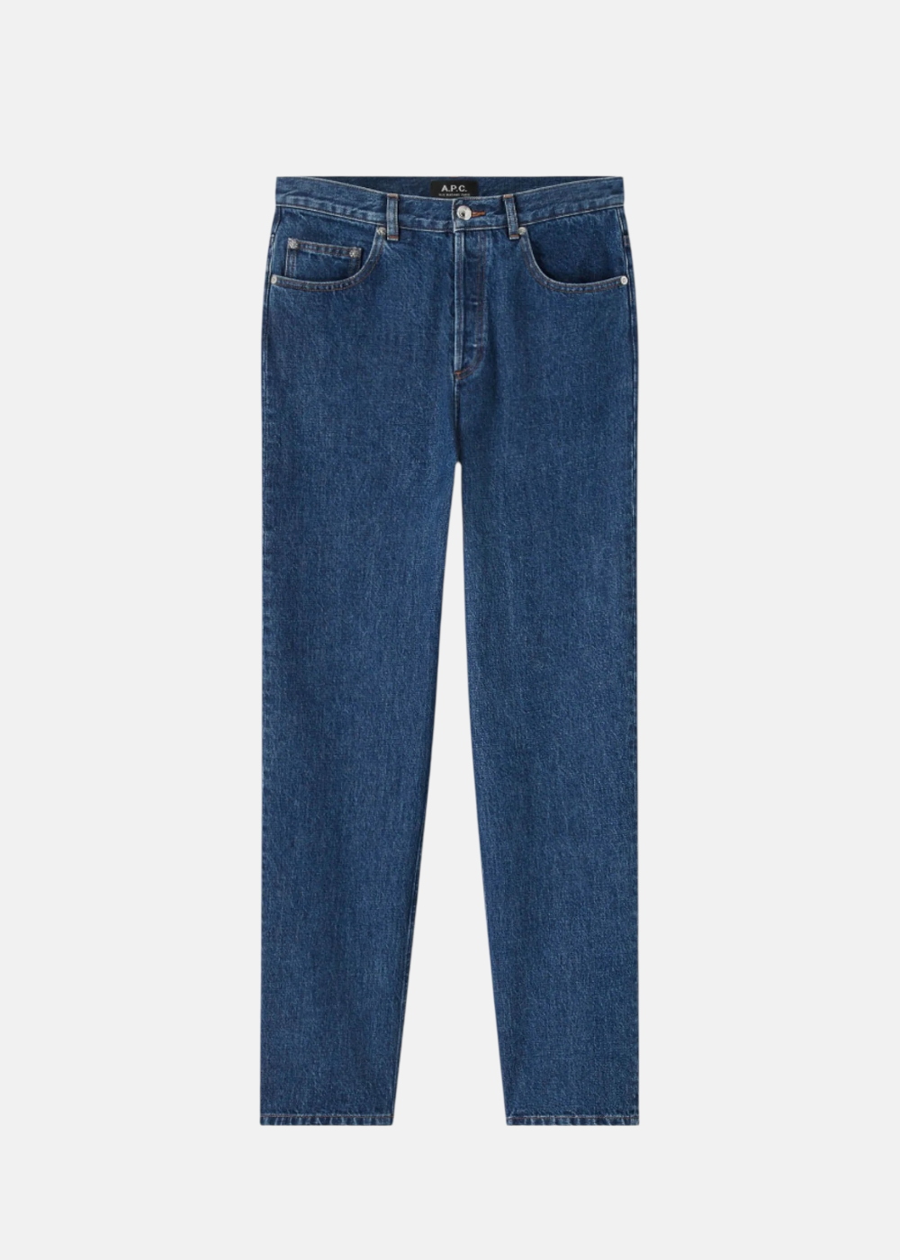 Jean unisexe A.P.C. modèle Fairfax en denim indigo délavé, coupe droite classique avec cinq poches, présenté à plat de face sur fond blanc.