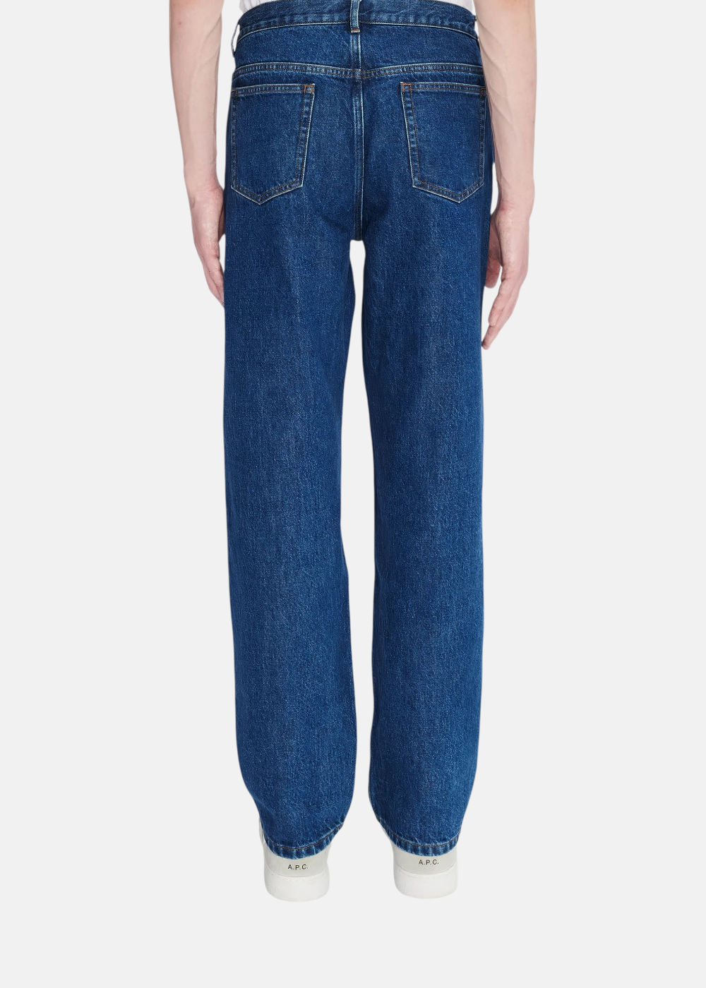 Vue arrière du jean unisexe A.P.C. Fairfax indigo porté par un mannequin, mettant en valeur les deux poches plaquées et sa coupe droite ajustée.