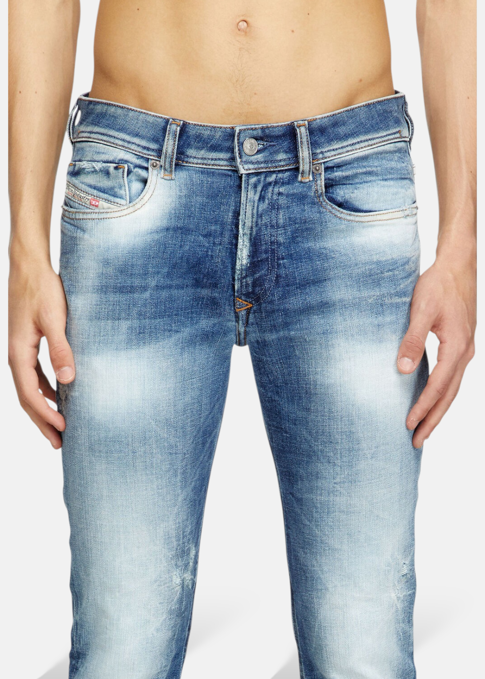 Gros plan sur la taille et l'entrejambe du Jeans Diesel 1979 Sleenker skinny bleu foncé. Détails des poches, du bouton et de la braguette.