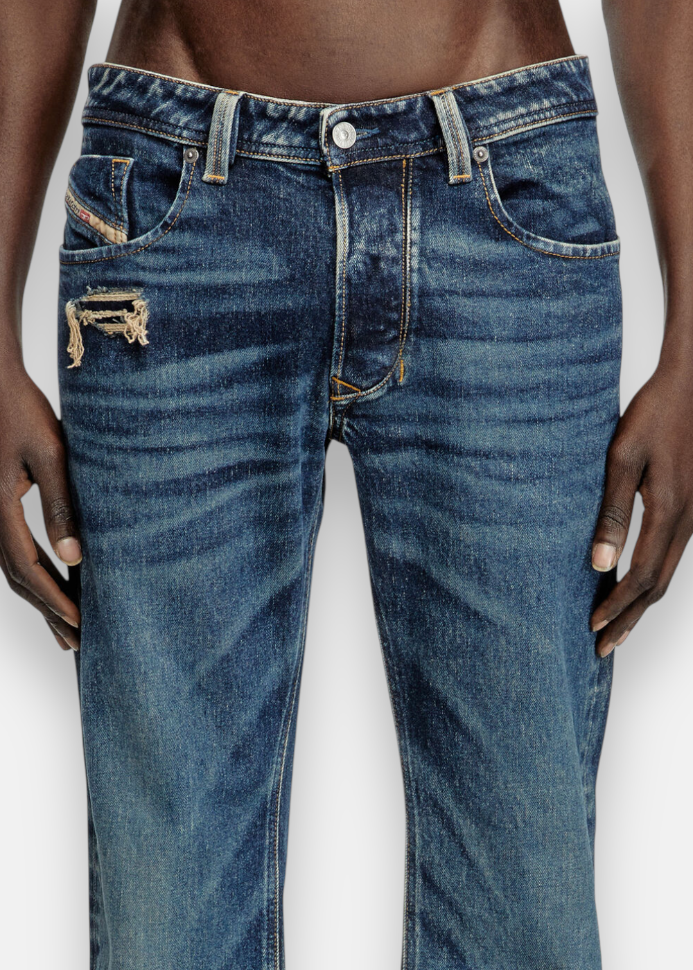 Gros plan sur la taille des Jeans Diesel 1985 Larkee regular bleu foncé, boutons et détails des poches.