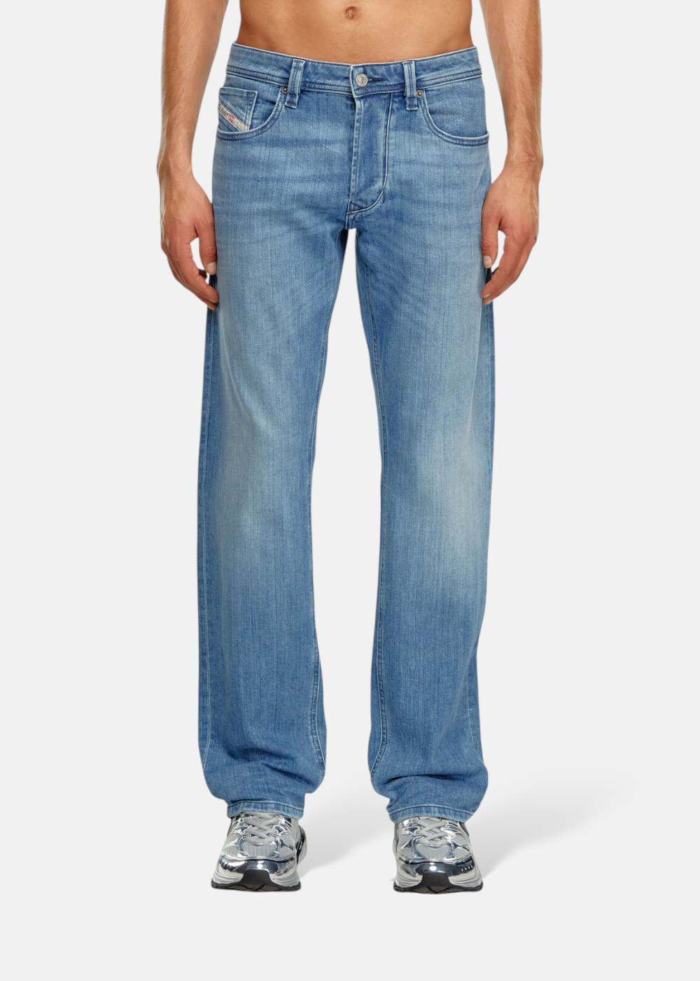 Jeans Diesel 1985 Larkee regular bleu, taille basse, portés par un homme, vue de face.