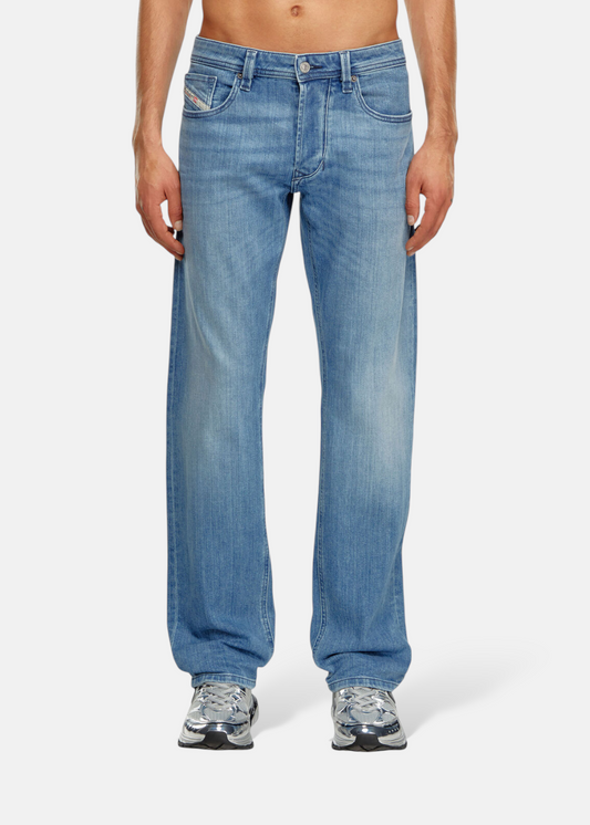 Jeans Diesel 1985 Larkee regular bleu, taille basse, portés par un homme, vue de face.