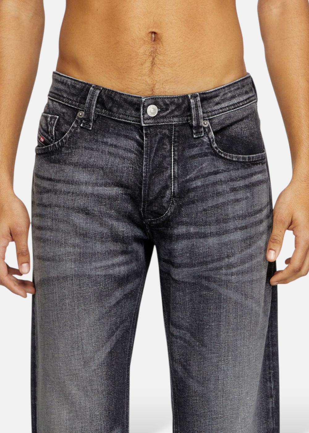 Gros plan sur la taille des Jeans Diesel 1985 Larkee regular noir, détails du bouton et des poches avant.