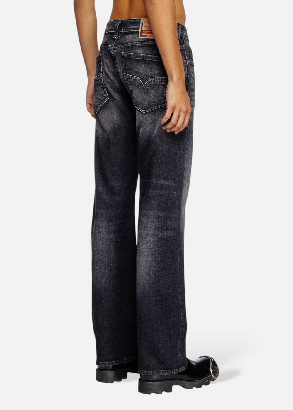 Jeans Diesel 1985 Larkee regular noir, coupe droite, portés par un homme, vue de dos et côté.