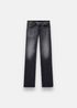 Jeans Diesel 1985 Larkee regular noir, produit seul à plat, détail de la décoloration noire/grise.