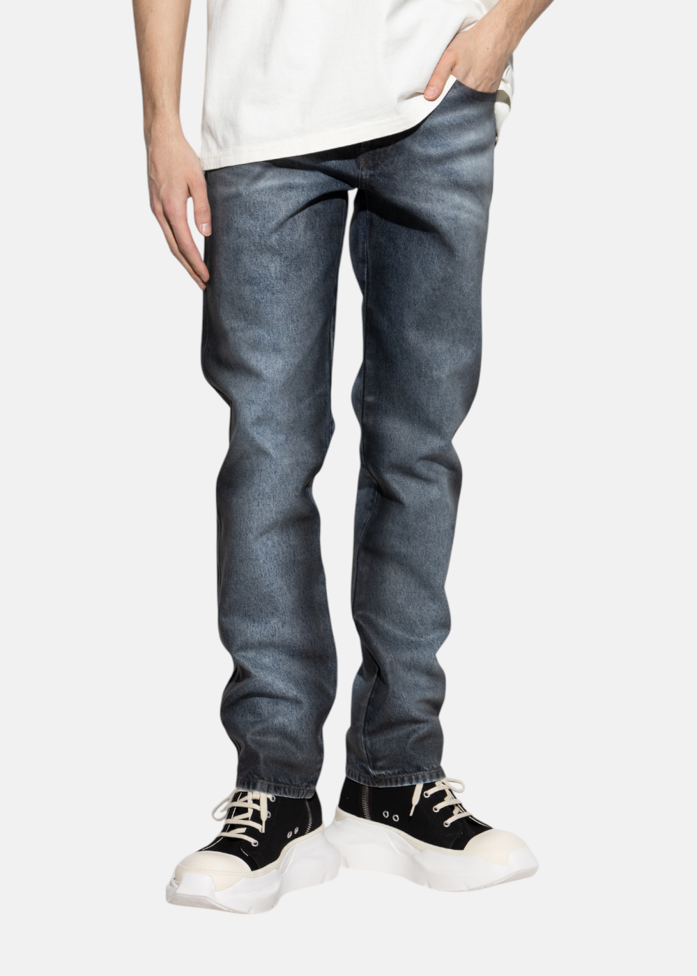 jeans diesle d-vyl fashion show  porté par un mannequin de face