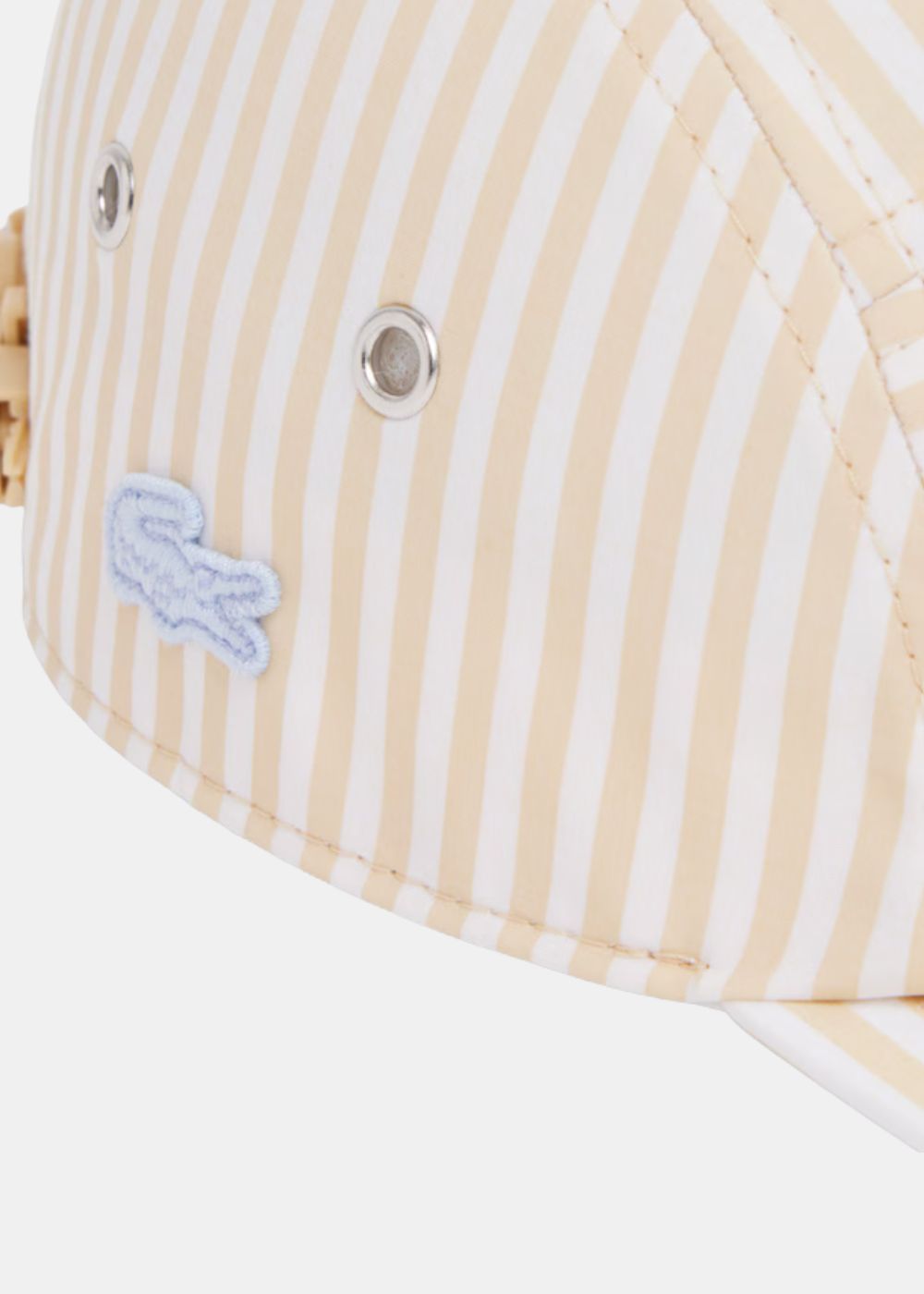 zoom sur le logo de la Casquette Lacoste à rayures - beige