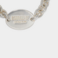 detail dulogo dsquared2 sur le bracelet en metal
