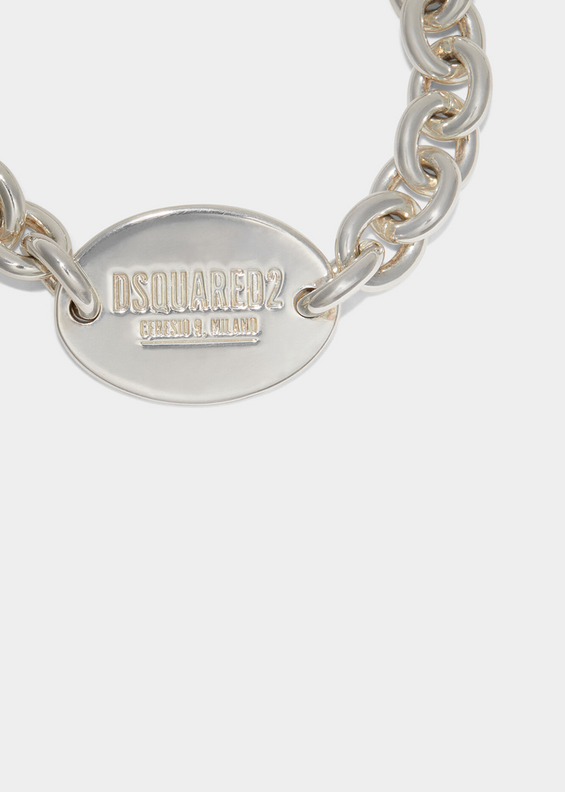 detail dulogo dsquared2 sur le bracelet en metal
