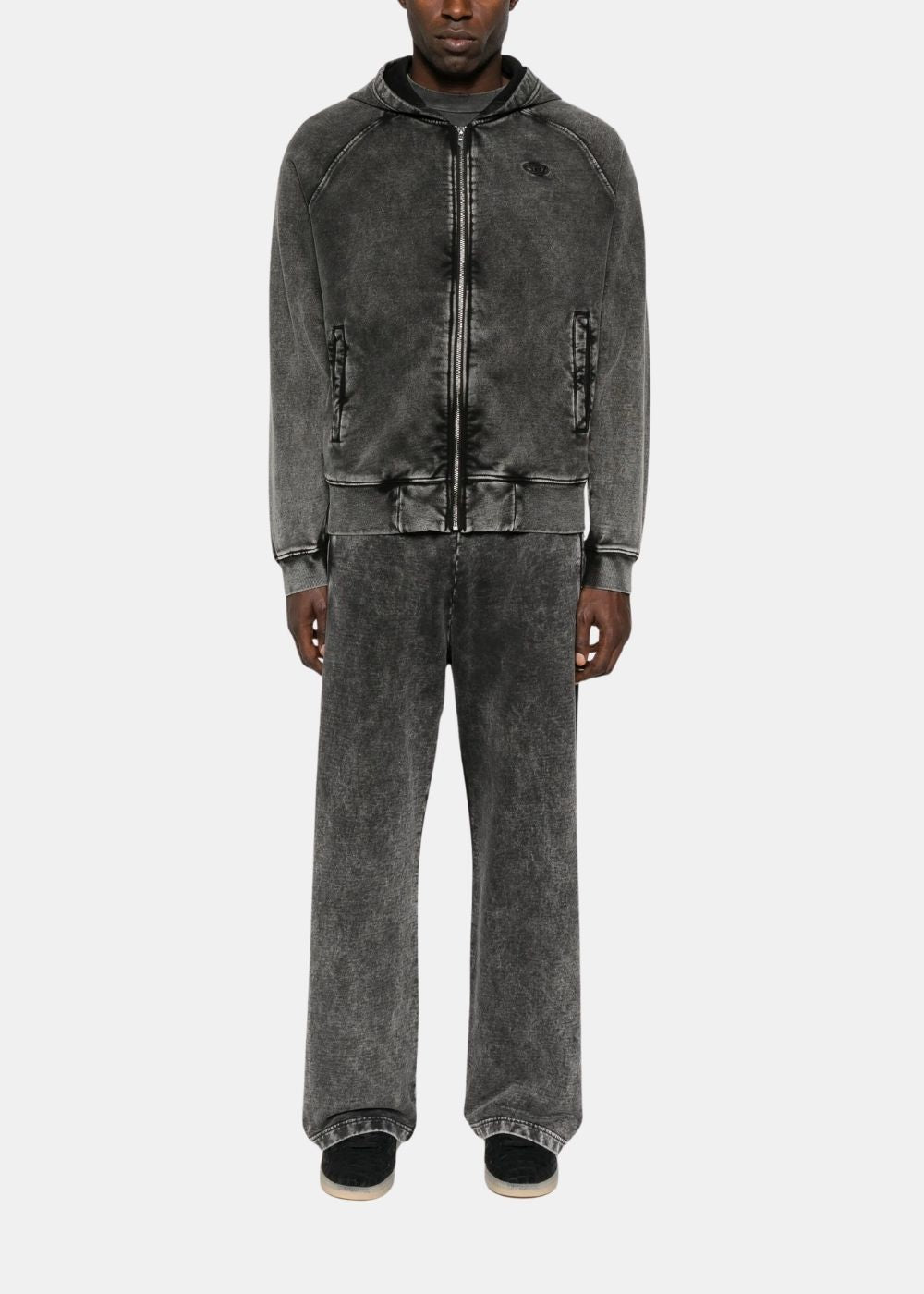 Mannequin portant l'ensemble Diesel gris anthracite effet délavé avec hoodie zippé et pantalon large assorti.