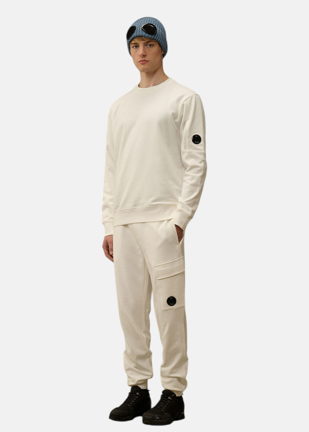 Look complet homme : sweat C.P. Company blanc cassé et jogging assorti, avec bonnet Goggle Hood.