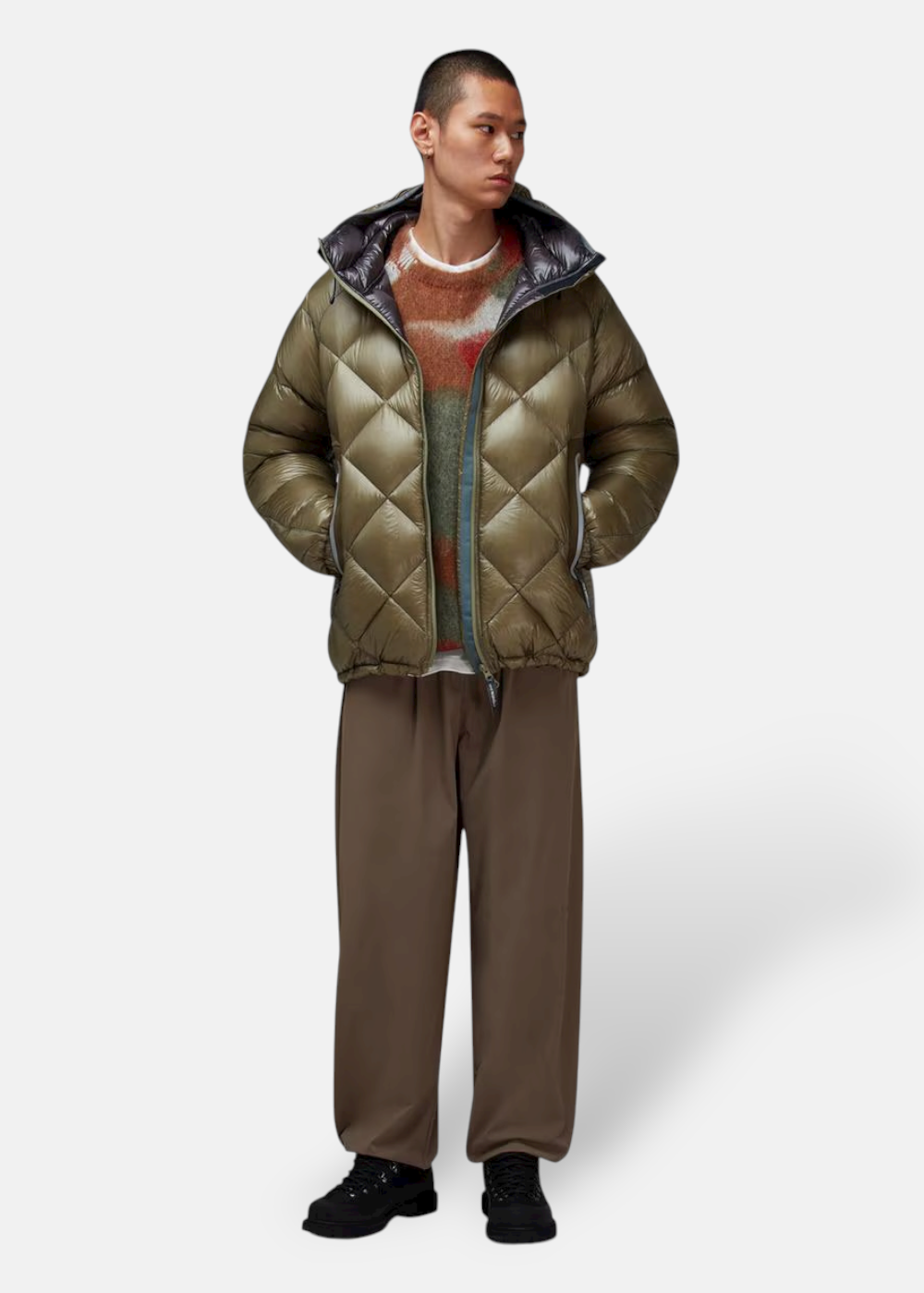 Look complet homme : doudoune And Wander Diamond Stitch Down kaki avec pull et pantalon marron.