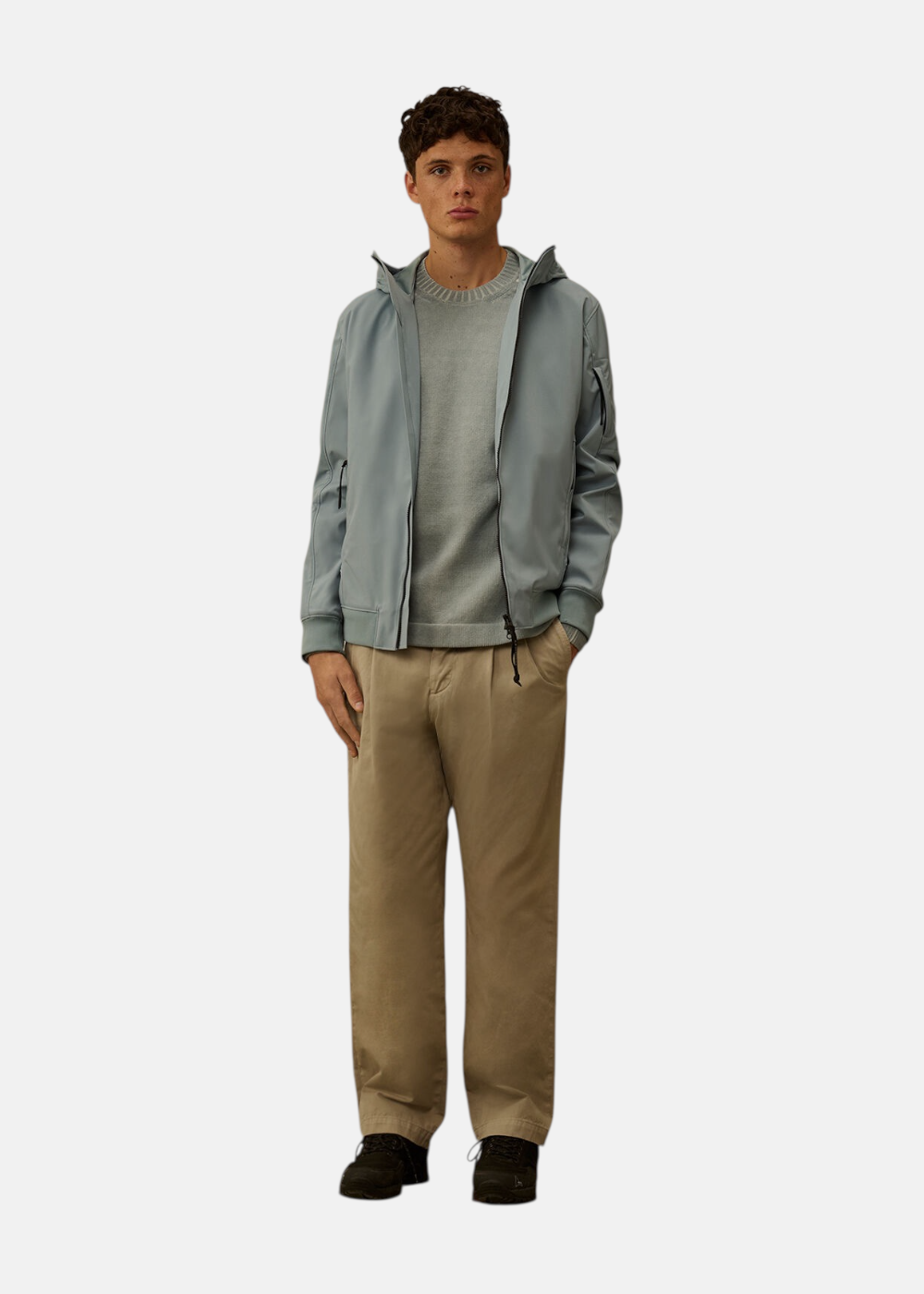 Look complet homme stylisé intégrant le pull C.P. Company bleu chenille dans une tenue urbaine.