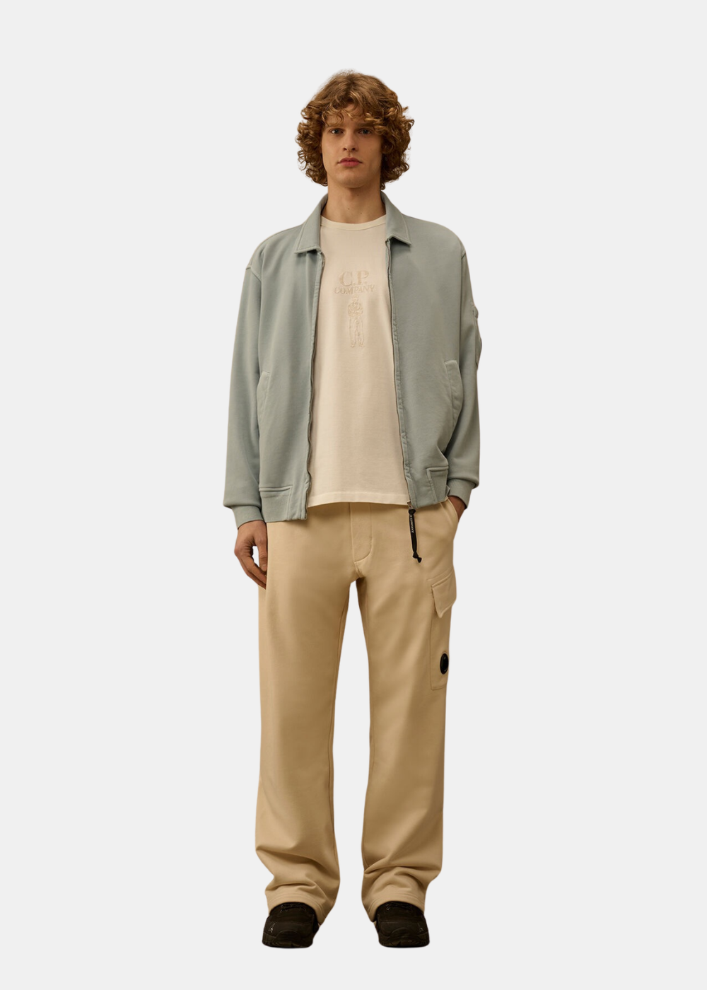 Silhouette complète avec t-shirt blanc coton mercerisé, short cargo jaune, casquette et baskets noires