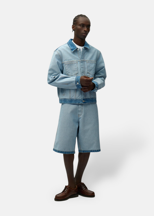 Silhouette complète avec veste en denim inversée bleu clair, t-shirt blanc et short assorti Arte Antwerp.