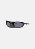 lunettes Oakley Plantaris monture Matte Black, verres Prizm™ de trois quart sur fond gris