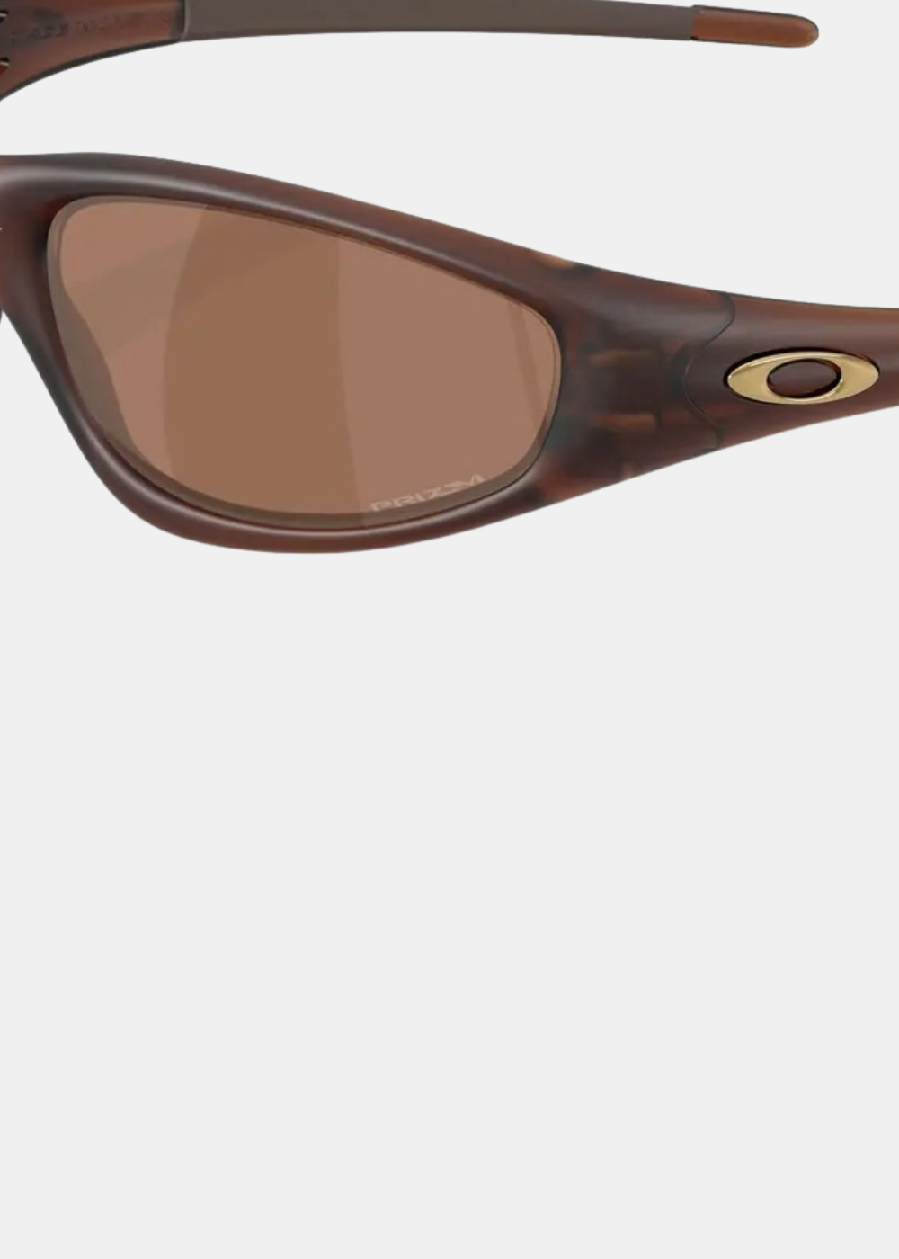 Gros plan sur la branche marron mat des lunettes Oakley Straight Jacket 99 et l'icône logo dorée