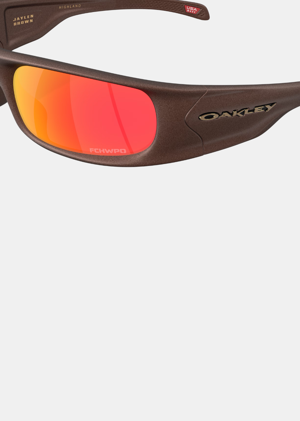 Zoom sur la branche intérieure des lunettes Oakley Highland marron montrant les inscriptions Jaylen Brown et Highland.