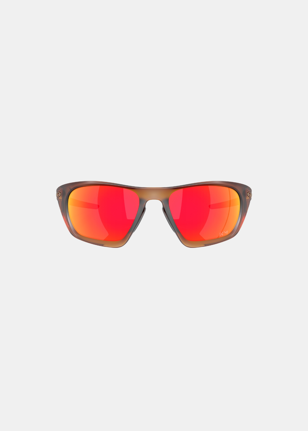 Packshot de face des lunettes Oakley Lateralis Mbappé, mettant en valeur la forme enveloppante de sa structure marron clair et le reflet éclatant rouge orangé de ses verres miroirs Prizm Ruby avec les initiales KM