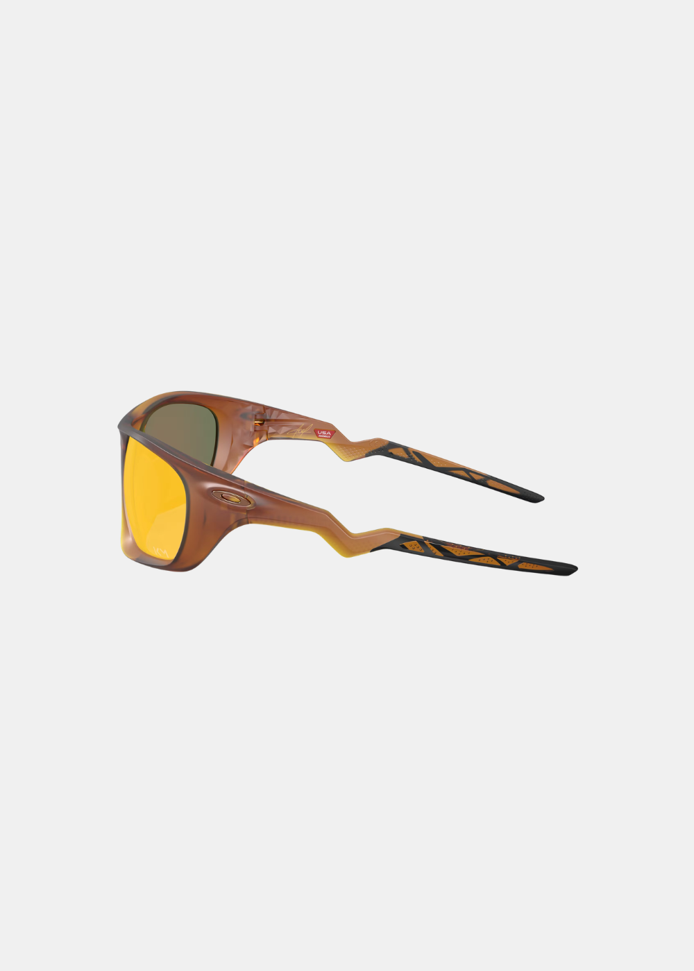 Packshot de profil des lunettes Oakley Lateralis Mbappé, illustrant la branche en plastique marron au design brisé géométrique, complétée par des motifs graphiques noirs et la mention rouge USA Assembled
