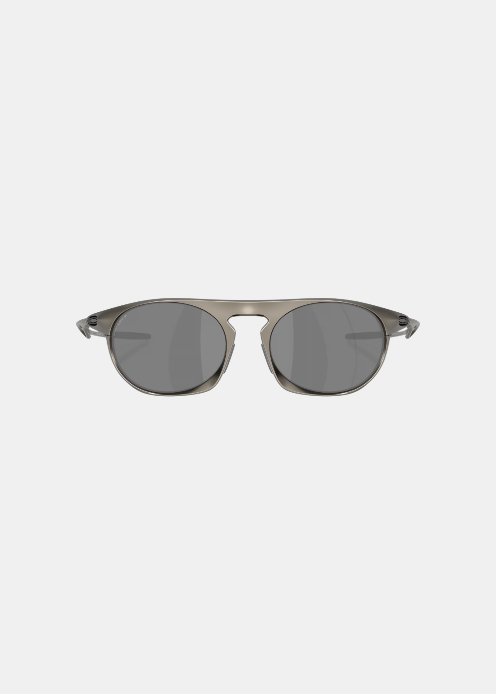 Packshot de face des lunettes de soleil Oakley Neo Jacket aluminium, montrant le design des verres arrondis, le double pont épuré et la symétrie de la monture de sport lifestyle