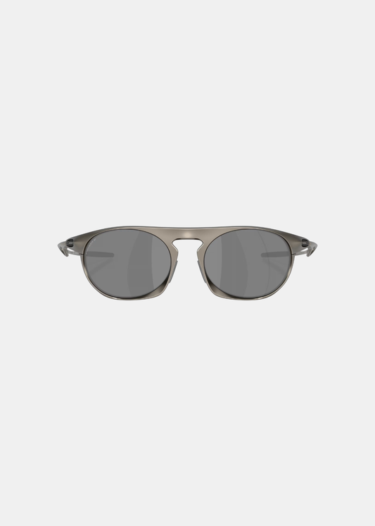 Packshot de face des lunettes de soleil Oakley Neo Jacket aluminium, montrant le design des verres arrondis, le double pont épuré et la symétrie de la monture de sport lifestyle