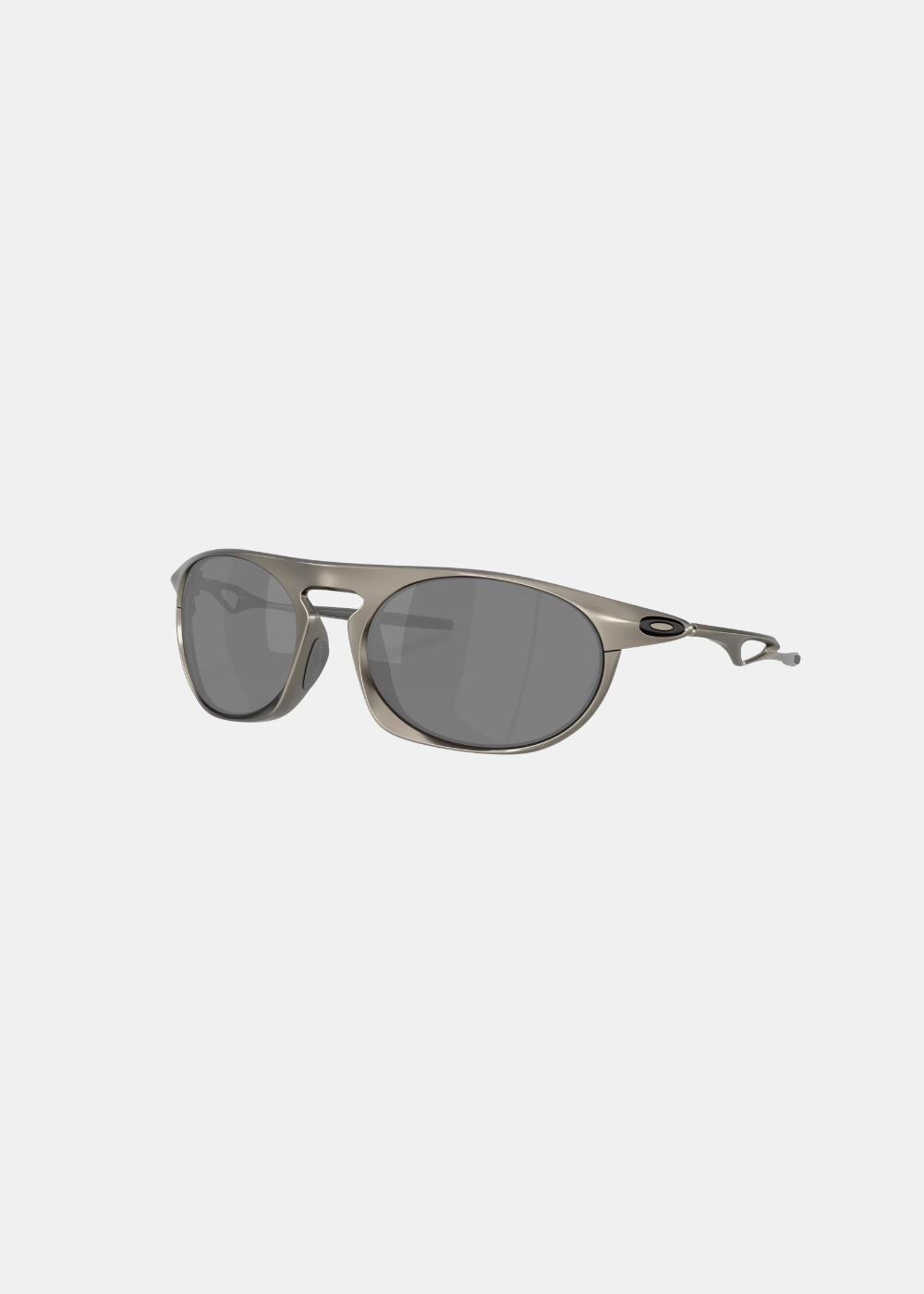 Packshot de trois-quarts face sur fond gris des lunettes Oakley Neo Jacket, mettant en valeur la monture couleur aluminium brossé, les verres polarisants gris foncé et l'icône ovale noire sur la tempe