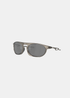 Packshot de trois-quarts face sur fond gris des lunettes Oakley Neo Jacket, mettant en valeur la monture couleur aluminium brossé, les verres polarisants gris foncé et l&