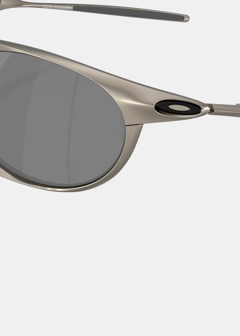 Gros plan détaillé sur le coin gauche des lunettes Oakley Neo Jacket, affichant la finition aluminium satiné de la face, l'intégration de la charnière et le logo ellipse Oakley noir incrusté