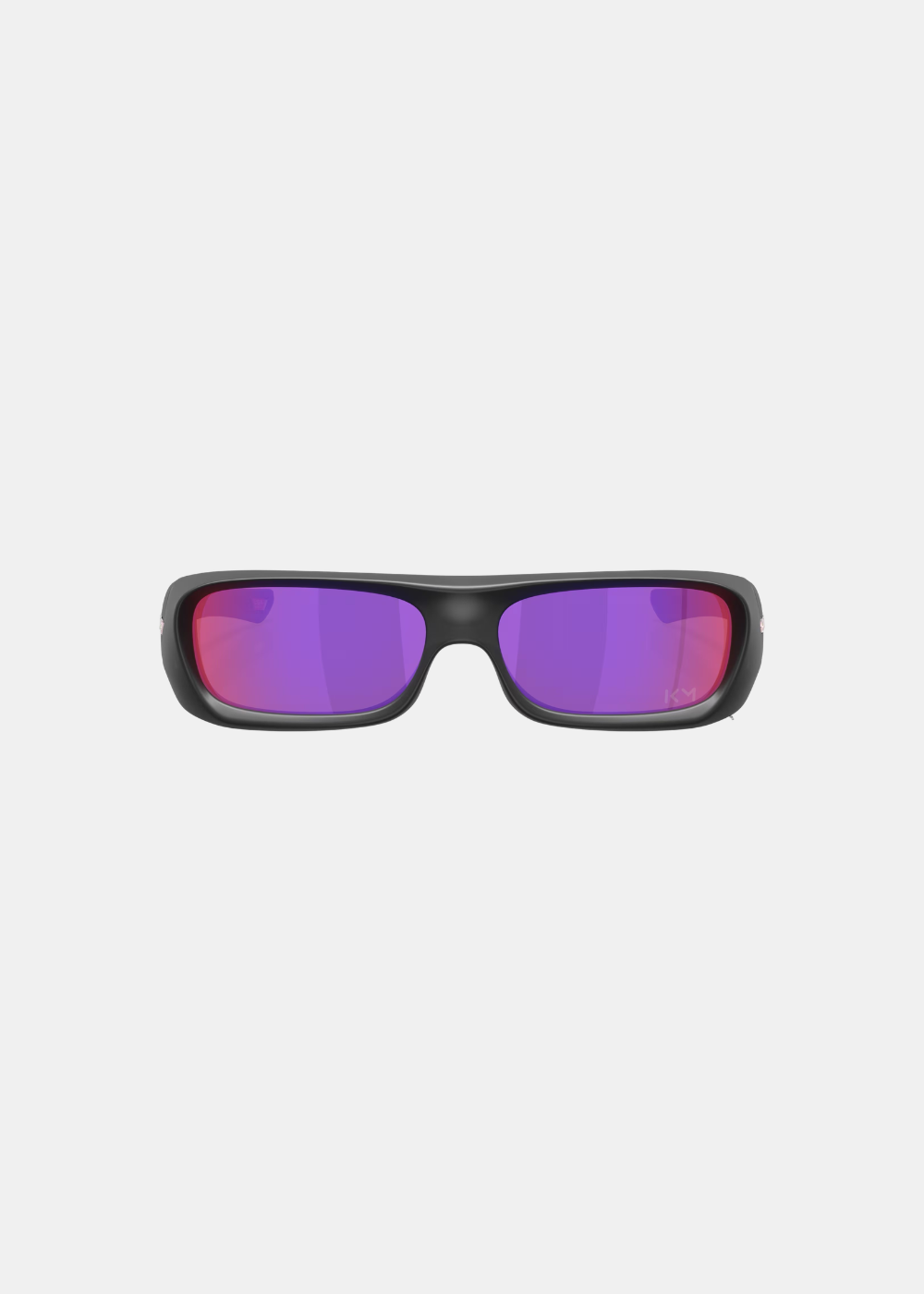Packshot de face des lunettes de soleil Oakley Permian Mbappé, mettant en valeur la forme rectangulaire de la monture et l'éclat des verres miroirs Prizm Road violets et roses gravés des initiales KM sur le verre gauche