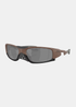 Lunettes Oakley Plantaris SQ marron mahogany de trois-quarts avec verres sombres Prizm Black et monture sport.
