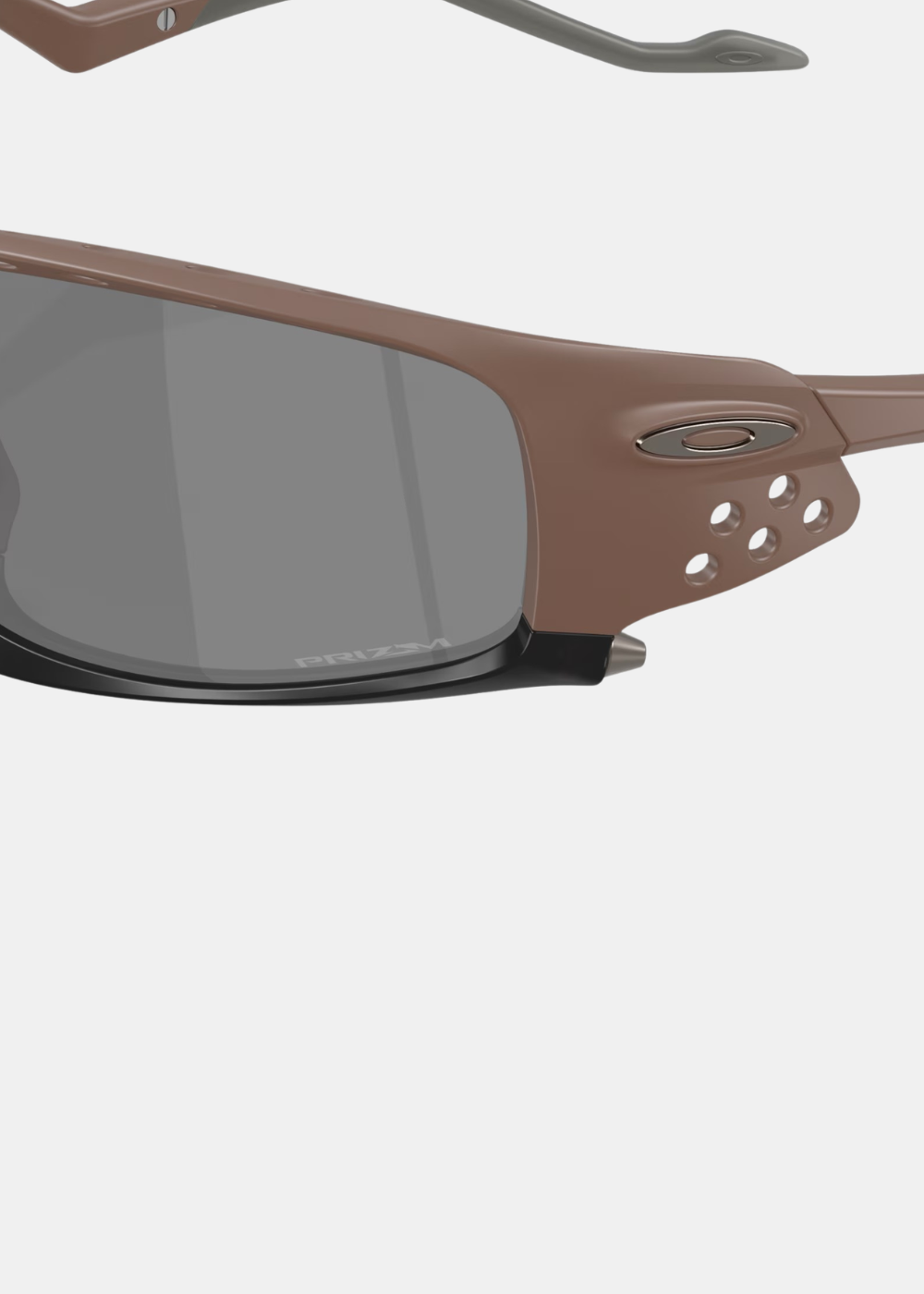 Gros plan de profil sur la charnière et la branche marron mahogany texturée des lunettes Oakley Plantaris SQ.