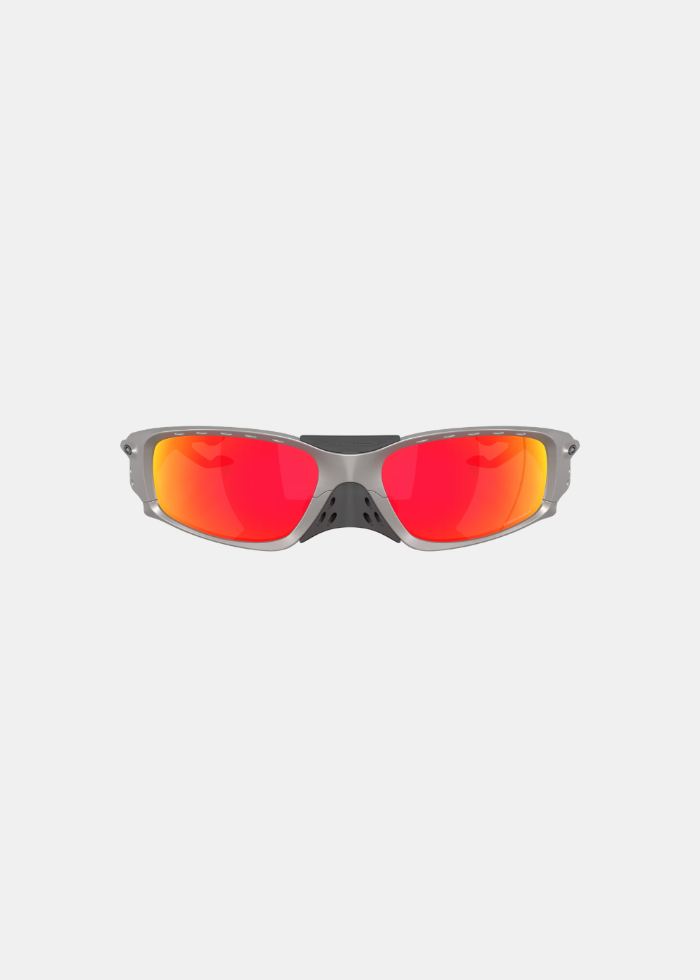 Packshot de face des lunettes Oakley Plantaris SQ argentées avec protège-nez noir, illustrant la structure enveloppante et symétrique de la monture de sport
