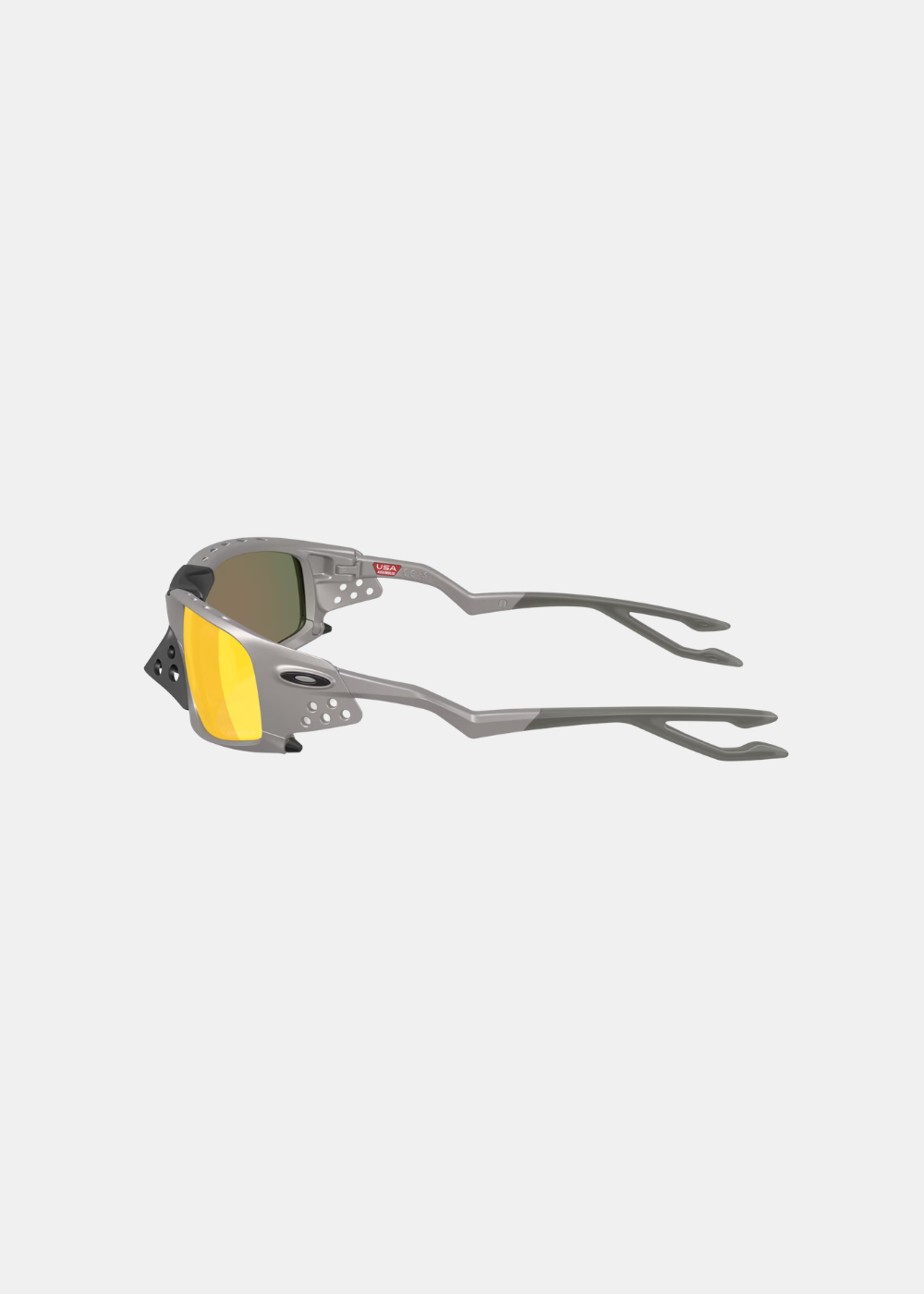 Packshot de profil des lunettes de soleil Oakley Plantaris SQ argentées, affichant la ligne brisée des branches en silicone gris, les perforations de ventilation sur le côté et le macaron logo Oakley noir