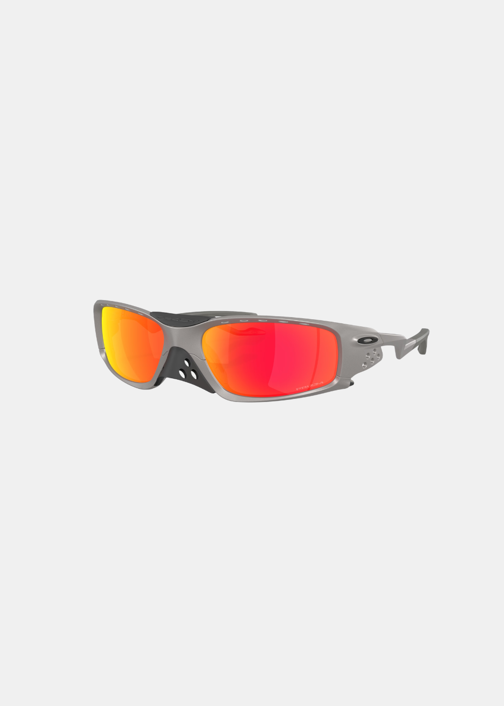 Packshot de trois-quarts face sur fond gris des lunettes Oakley Plantaris SQ argentées, montrant les verres miroirs Prizm Ruby rouge orangé et le protège-nez amovible en caoutchouc noir mat amovible