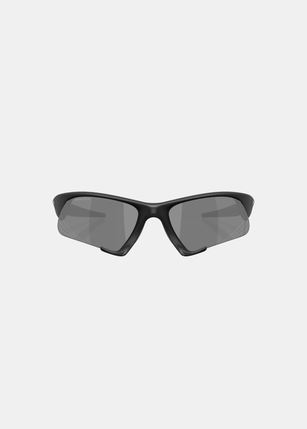 Packshot de face des lunettes Oakley Suture Jacket noires, mettant en valeur le design profilé et symétrique de la monture de sport avec l'inscription discrète Prizm sur le verre gauche