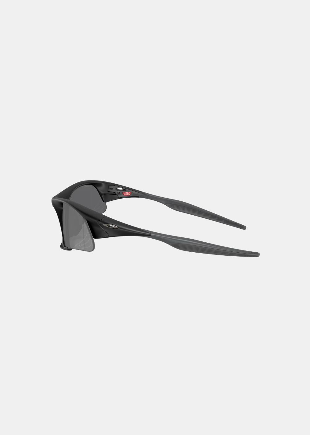 Packshot de profil des lunettes Oakley Suture Jacket noires, affichant la ligne aérodynamique des branches, le logo ellipse métallique Oakley et la mention rouge USA Assembled à l'intérieur