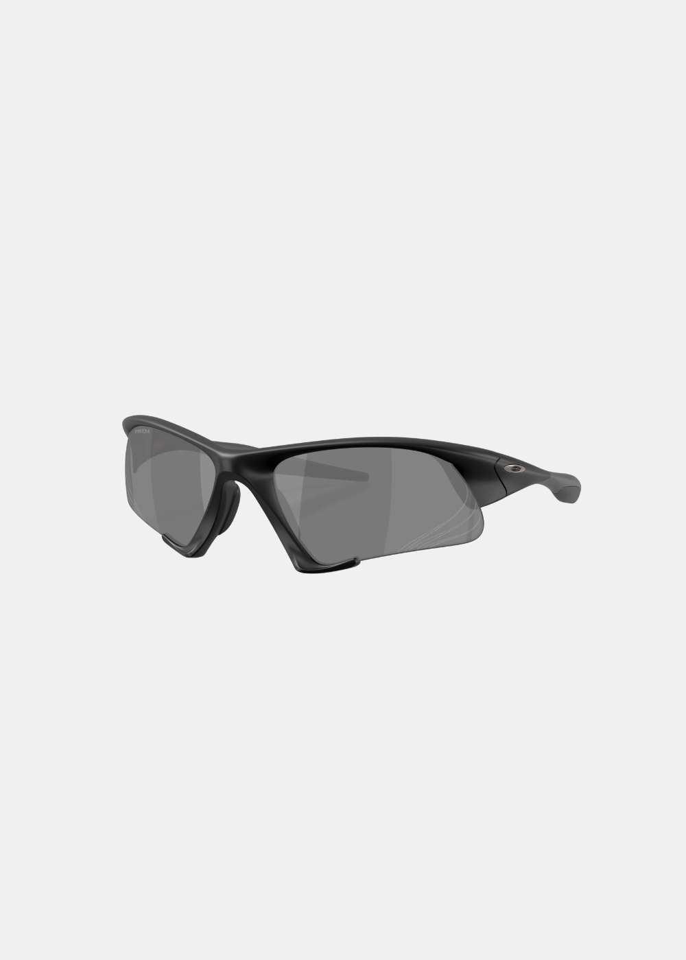 Packshot de trois-quarts face sur fond gris des lunettes de soleil Oakley Suture Jacket noires, montrant la monture enveloppante mate et les verres technologiques Prizm Black