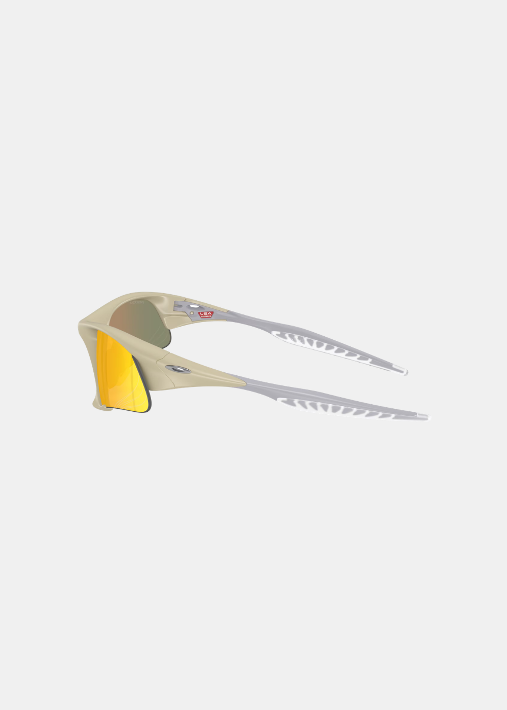 Packshot de profil des lunettes Oakley Suture Jacket, illustrant les branches texturées bicolores avec leur base beige, l'étiquette rouge USA Assembled à l'intérieur, et les longs manchons en caoutchouc blanc translucide