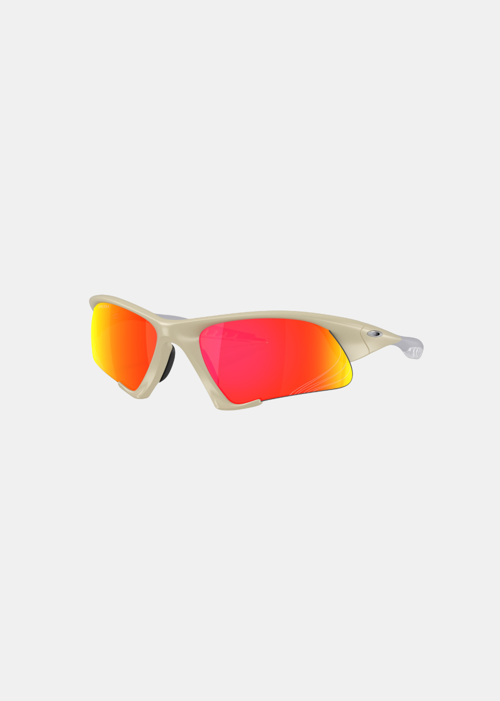 Packshot de trois-quarts face sur fond gris des lunettes Oakley Suture Jacket, mettant en relief la monture aérodynamique beige mat, les grands verres miroirs Prizm Ruby rouge et orange, et le logo ellipse argenté sur la branche
