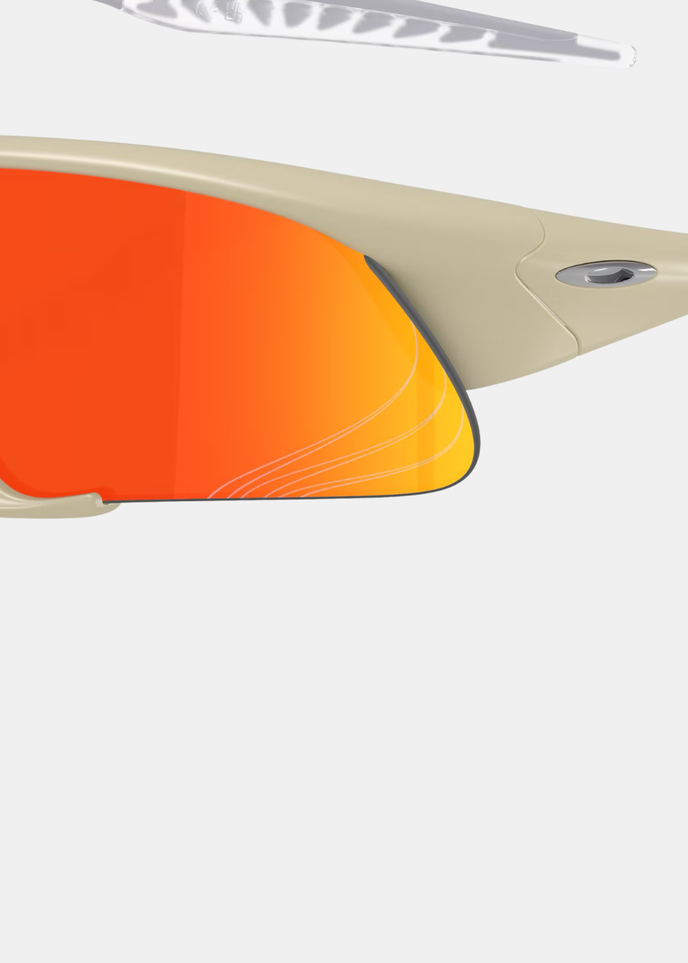 Gros plan détaillé sur l'extrémité gauche des lunettes Oakley Suture Jacket, mettant en valeur la finition beige satiné de la tempe, l'icône ovale Oakley chromée et les gravures graphiques sur le verre miroir Prizm Ruby