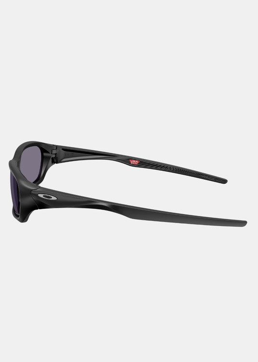 Vue de profil des lunettes Oakley Terraforma noir mat, montrant le design technique de la branche et le logo Oakley doré.
